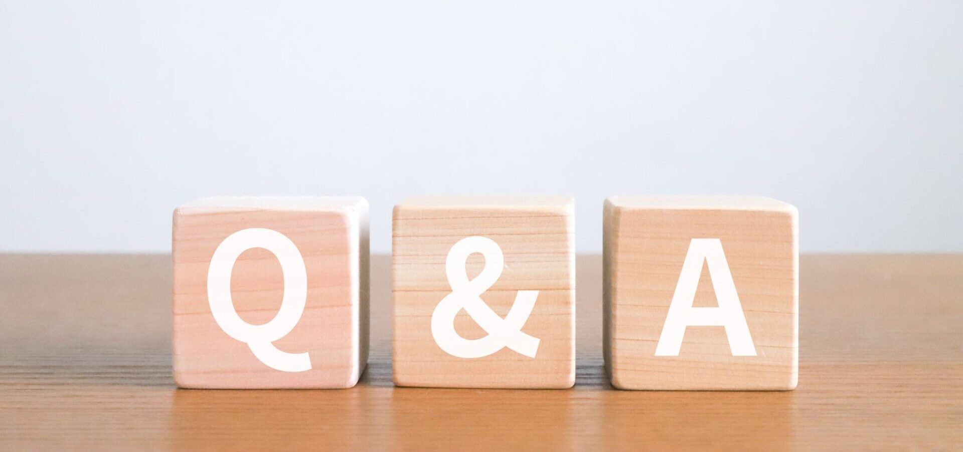 Q&Aと書かれた木製ブロック